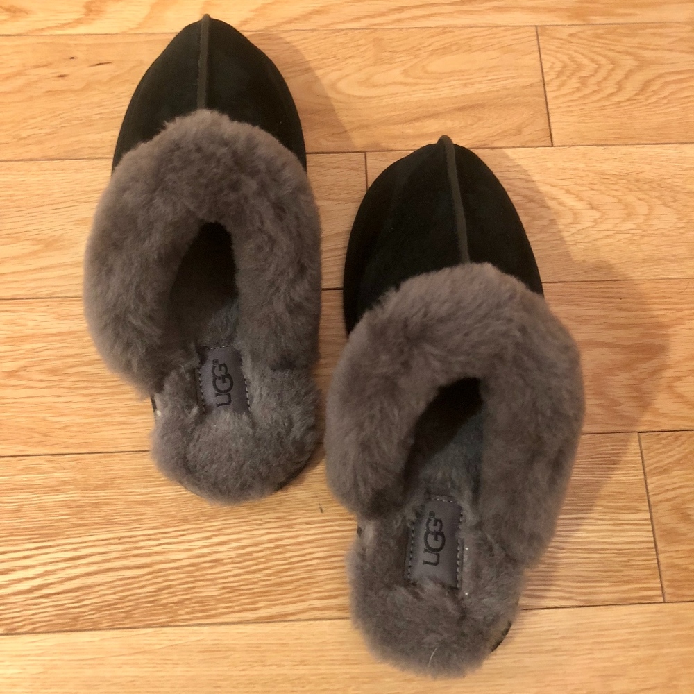 UGG Slipper -NWOT
